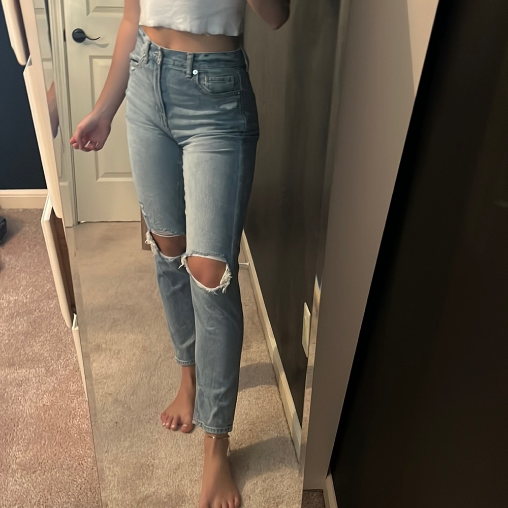 American Eagle distressed high-rise mom jean. Size 4. Perfect condition